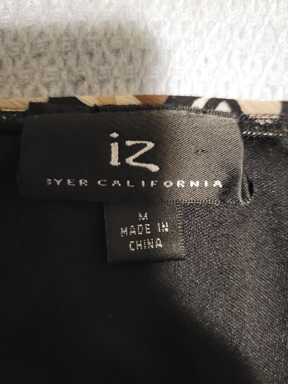 Byer California Beige/Brown/Black Abstract Print Flowy Top - Picture 7 of 9